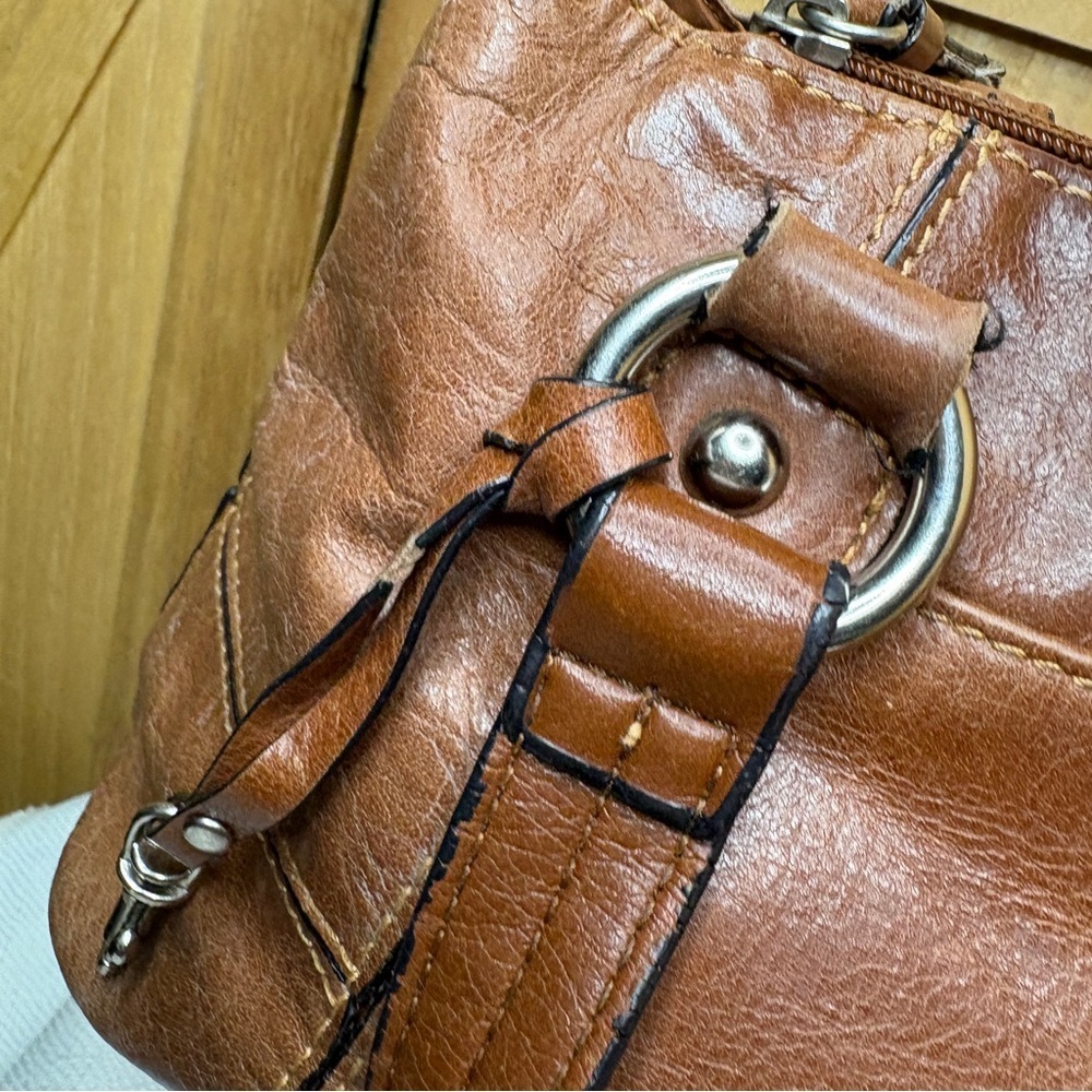 Giani Bernini Brown Leather Shoulder Bag with Timeless Design - Picture 7 of 10